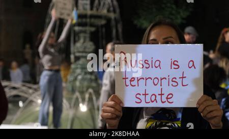 JERUSALEM, ISRAEL – 22. OKTOBER: Eine Frau hält ein Schild mit der Aufschrift „Russland ist ein terroristischer Staat“, während sich Mitglieder der ukrainischen jüdischen Gemeinde in Israel in der Nähe des Premierministers versammeln, um die Ukraine zu unterstützen und gegen die israelische Politik zu protestieren, der Ukraine am 22. Oktober nicht mit Luftverteidigungssystemen und anderer militärischer Ausrüstung zu helfen, 2022 in Jerusalem, Israel. Kredit: Eddie Gerald/Alamy Live Nachrichten Stockfoto