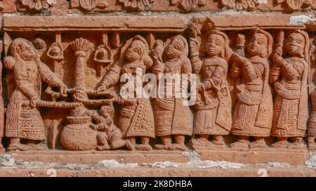 Frauen, die Milch und Baby Krishna auf Butter warten: Terrakotta-Schnitzereien am Kantaji aka Kantajew hindu-Tempel in Kantanagar, Dinajpur, Bangladesch Stockfoto