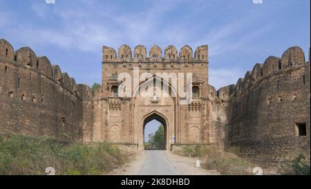 Landschaftsansicht des Sohail-Tores an der beeindruckenden alten Festung Rohtas, einem UNESCO-Weltkulturerbe, erbaut von Sher Shah Suri, Jhelum, Punjab, Pakistan Stockfoto