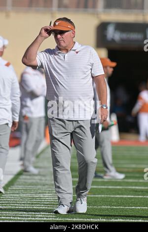 Stillwater, OK, USA. 22. Oktober 2022. Texas Longhorns Coach Gary Patterson am Rande zwischen der University of Texas Longhorns und den Cowboys der Oklahoma State University im Boone Pickens Stadium in Stillwater, OK. Cowboys besiegten die Langhörner, 41-34. Patrick Green/CSM/Alamy Live News Stockfoto