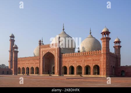 Morgenansicht der alten Sandstein und Marmor Wahrzeichen Badshahi Moschee und Innenhof vom moghul-Kaiser Aurangzeb in Lahore, Punjab, Pakistan gebaut Stockfoto