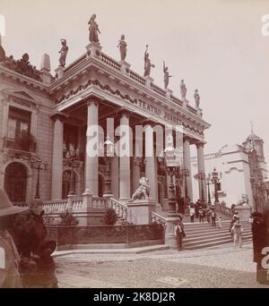 Vintage Schwarz-Weiß-Fotografie des Teatro Juarez Theater in Guadalajara, Jalisco, Mexiko, Mayo & Weed Fotografen ca. 1898 Stockfoto