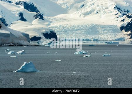 Blick auf den paradiesischen Hafen (Bucht) von der gerlache Meerenge mit Gletscher am fernen Ende. antarktische Halbinsel. antarktis Stockfoto