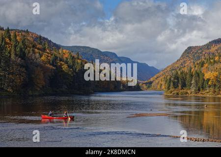 Kanufahren auf dem Fluss Jacques-Cartier im Nationalpark, Quebec Stockfoto