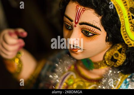 Idol des hinduistischen gottes karthikeya aus Ton gehalten für Anbetung während karthik puja in West-bengalen indien. Stockfoto