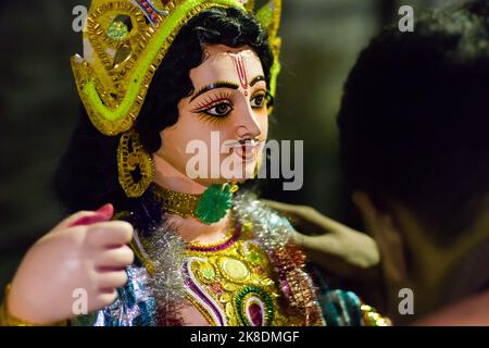 Idol des hinduistischen gottes karthikeya aus Ton gehalten für Anbetung während karthik puja in West-bengalen indien. Stockfoto