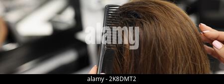 Professioneller Friseur Bürsten Kunden Haare mit Kamm, glänzende Frisur Stockfoto