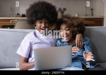 Überrascht African Teenager paar starrte auf Laptop-Bildschirm Stockfoto