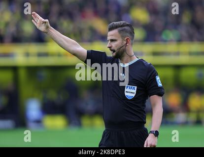 Dortmund, Deutschland. 22. Okt, 2022. firo : 22.10.2022, Fußball, Fußball, 1. Liga, 1. Bundesliga, Saison 2022/2023, BVB, Borussia Dortmund - VfB Stuttgart 5: 0 Schiedsrichter Daniel SCHLAGER, Gesture Credit: dpa/Alamy Live News Stockfoto