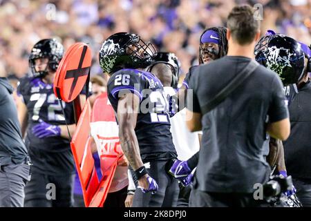 Oktober 22. 2022: .TCU Horned Frogs Safety Bud Clark (26) erhält ein INT, als er am Rande eines NCAA-Fußballspiels zwischen den Kansas State Wildcats und TCU Horned Frogs im Amon G. Carter Stadium in Fort Worth, Texas, feiert.Manny Flores/CSM Stockfoto