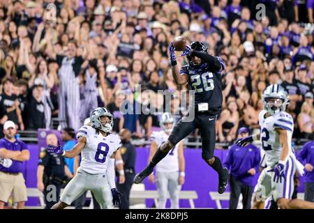 Oktober 22. 2022: .TCU Horned Frogs Safety Bud Clark (26) springt während eines NCAA-Fußballspiels zwischen den Kansas State Wildcats und TCU Horned Frogs im Amon G. Carter Stadium in Fort Worth, Texas, für ein INT in die Luft.Manny Flores/CSM Stockfoto