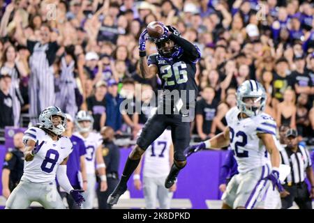Oktober 22. 2022: .TCU Horned Frogs Safety Bud Clark (26) springt während eines NCAA-Fußballspiels zwischen den Kansas State Wildcats und TCU Horned Frogs im Amon G. Carter Stadium in Fort Worth, Texas, für ein INT in die Luft.Manny Flores/CSM Stockfoto