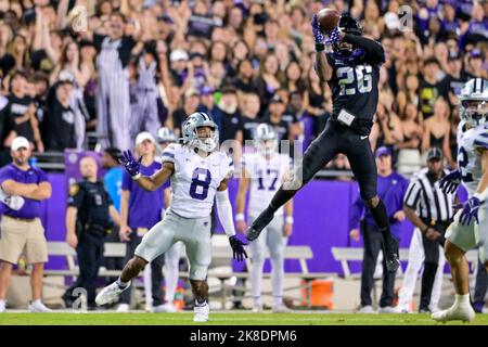 Oktober 22. 2022: .TCU Horned Frogs Safety Bud Clark (26) springt während eines NCAA-Fußballspiels zwischen den Kansas State Wildcats und TCU Horned Frogs im Amon G. Carter Stadium in Fort Worth, Texas, für ein INT in die Luft.Manny Flores/CSM Stockfoto
