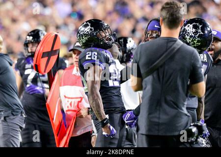 Oktober 22. 2022: .TCU Horned Frogs Safety Bud Clark (26) erhält ein INT, als er am Rande eines NCAA-Fußballspiels zwischen den Kansas State Wildcats und TCU Horned Frogs im Amon G. Carter Stadium in Fort Worth, Texas, feiert.Manny Flores/CSM Stockfoto