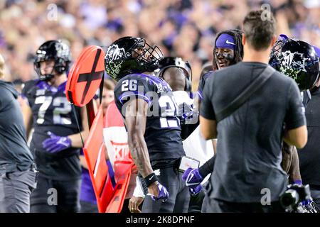 Oktober 22. 2022: .TCU Horned Frogs Safety Bud Clark (26) erhält ein INT, als er am Rande eines NCAA-Fußballspiels zwischen den Kansas State Wildcats und TCU Horned Frogs im Amon G. Carter Stadium in Fort Worth, Texas, feiert.Manny Flores/CSM Stockfoto