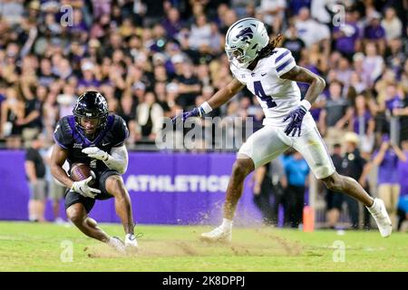 Oktober 22. 2022: .TCU Horned Frogs Eckpfeiler Tre'Vius Hodges-Tomlinson (1) erhält einen INT während eines NCAA Football Spiels zwischen den Kansas State Wildcats und TCU Horned Frogs im Amon G. Carter Stadium in Fort Worth, Texas.Manny Flores/CSM Stockfoto