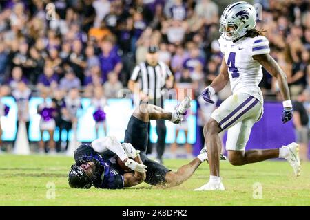 Oktober 22. 2022: .TCU Horned Frogs Eckpfeiler Tre'Vius Hodges-Tomlinson (1) erhält einen INT während eines NCAA Football Spiels zwischen den Kansas State Wildcats und TCU Horned Frogs im Amon G. Carter Stadium in Fort Worth, Texas.Manny Flores/CSM Stockfoto