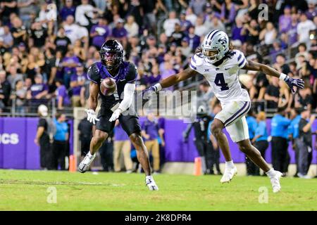 Oktober 22. 2022: .TCU Horned Frogs Eckpfeiler Tre'Vius Hodges-Tomlinson (1) erhält einen INT während eines NCAA Football Spiels zwischen den Kansas State Wildcats und TCU Horned Frogs im Amon G. Carter Stadium in Fort Worth, Texas.Manny Flores/CSM Stockfoto
