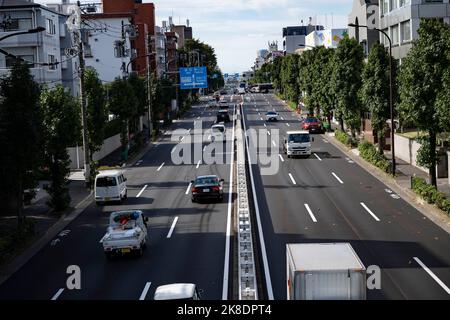 Tokio, Japan. 21. Oktober 2022. Autoverkehr durch Den-en-chofu in der Nähe der Grenze zwischen Tokio und Kawasaki Japan hat vor kurzem nach mehr als zwei Jahren Reiseverbote aufgrund der COVID-19-Pandemie wieder für den Tourismus geöffnet. Der Yen hat gegenüber dem US-Dollar stark abgeschrieben, was wirtschaftliche Turbulenzen für den internationalen Handel und die japanische Wirtschaft verursacht hat. Touristen können in Japan steuerfrei mit einem temporären Besuchervisum einkaufen. (Bild: © Taidgh Barron/ZUMA Press Wire) Stockfoto