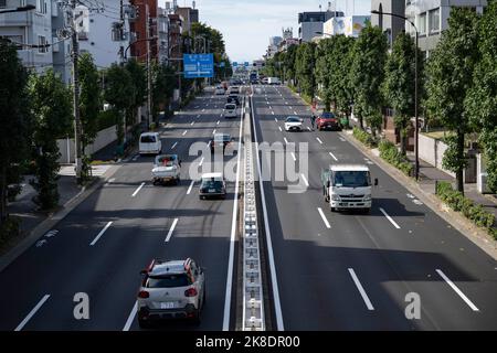 Tokio, Japan. 21. Oktober 2022. Autoverkehr durch Den-en-chofu in der Nähe der Grenze zwischen Tokio und Kawasaki Japan hat vor kurzem nach mehr als zwei Jahren Reiseverbote aufgrund der COVID-19-Pandemie wieder für den Tourismus geöffnet. Der Yen hat gegenüber dem US-Dollar stark abgeschrieben, was wirtschaftliche Turbulenzen für den internationalen Handel und die japanische Wirtschaft verursacht hat. Touristen können in Japan steuerfrei mit einem temporären Besuchervisum einkaufen. (Bild: © Taidgh Barron/ZUMA Press Wire) Stockfoto