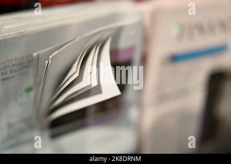 Zeitung auf einem Zeitungsstand Stockfoto