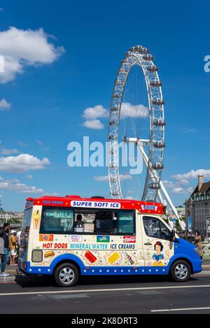 Eiswagen an der Westminster Bridge Road, mit London Eye und Touristen. Heißer Sommertag während der Hitzewelle. Tourismusindustrie. Superweiches Eis Stockfoto