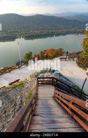 Schloss Visegrad in Ungarn über der Donau mit schönem Sonnenuntergang Stockfoto