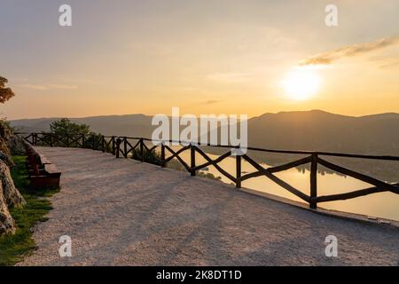 Schloss Visegrad in Ungarn über der Donau mit schönem Sonnenuntergang Stockfoto