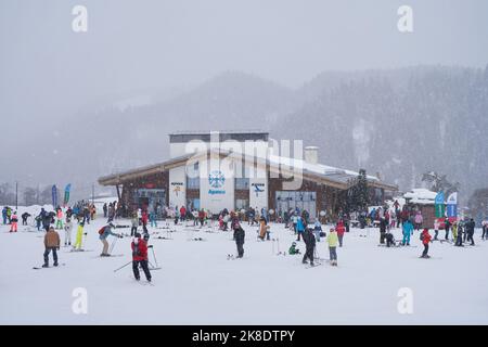 Menge von Menschen Snowboarder und Skifahrer im Skigebiet Stockfoto