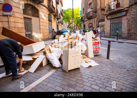 Barcelona, Spanien - Mai 26 2022: Deponie alter Möbel im Gotischen Viertel. Stockfoto