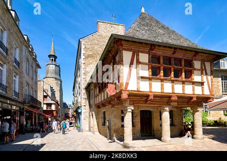 Dinan Bretagne Frankreich. Maison de la Harpe und Tour de l'Horloge Stockfoto