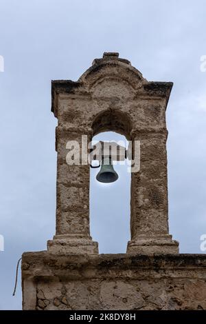 POLIGNANO A MARE, ITALIEN - 13. OKTOBER 2022: Nahaufnahme des Glockenturms der Kirche St. Stefano (Cappella Santo Stefano Diacono e Protomartire) Stockfoto