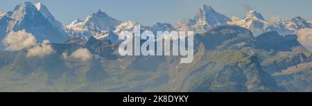 Schweizer Alpen-Gebirge von Brienz Rothorn aus gesehen. Der eiger, der Monsch, das Gletcherhorn und die jungfrau in den alpen. Brienz, Interlaken-Oberhasli, Bern Stockfoto