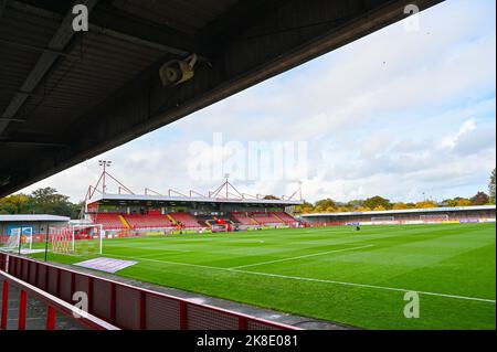 Das Stadion vor während der EFL League zwei Spiel zwischen Crawley Town und Mansfield Town im Broadfield Stadium , Crawley , Großbritannien - 22.. Oktober 2022 nur zur redaktionellen Verwendung. Keine Verkaufsförderung. Für Football-Bilder gelten Einschränkungen für FA und Premier League. Keine Nutzung des Internets/Handys ohne FAPL-Lizenz - für Details wenden Sie sich an Football Dataco Stockfoto