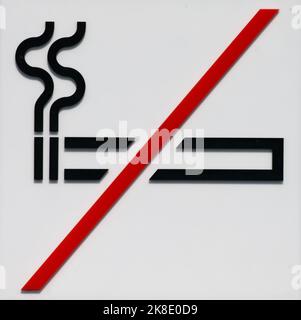 Nahaufnahme eines dreidimensionalen Schildes Rauchverbot Rauchverbot Zeichen, um das Verbot von Zigaretten in öffentlichen Gebäuden und Orten anzuzeigen. Stockfoto
