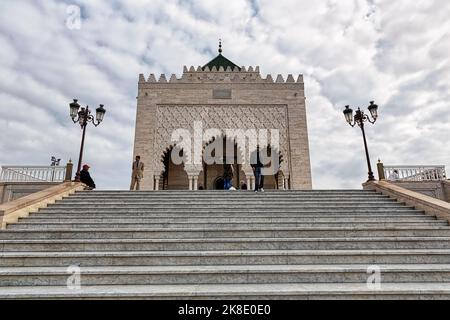 Außentreppe mit Besuchern am Mausoleum, Blick von unten, Rabat, Rabat-Sale-Kenitra, Marokko Stockfoto