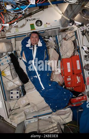 Der NASA-Astronaut und Expedition 67-Flugingenieur Kjell Lindgren posiert für ein Porträt in einem Crew-Schlafsack an Bord der Internationalen Raumstation (ISS) in der Erdumlaufbahn am 23. September 2022. Quelle: NASA über CNP Stockfoto