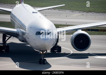 Jumbo-Jet-Flugzeug am Flughafen auf Asphalt Teilansicht Nahaufnahme des Flughafen- und Flugverkehrskonzepts Stockfoto