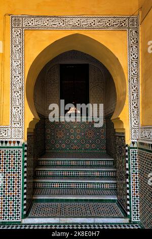 Gebetsnische in gelber Wand, farbige Kachelmosaiken, Mihrab im Mausoleum von Moulay Ismail, Grabmoschee in der historischen Altstadt von Meknes Stockfoto