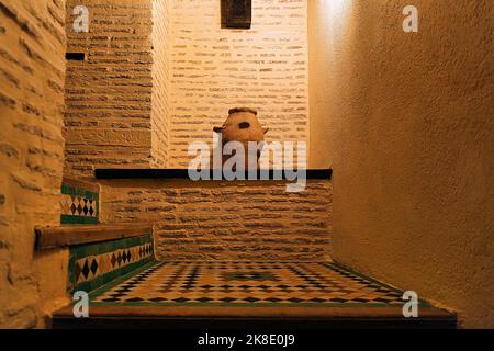 Dekorativer Krug in einer Wandnische, Detail, Treppe in einem Riad, Interieur im marokkanischen Stil, Hotel Palais Didi, Meknes, Marokko Stockfoto