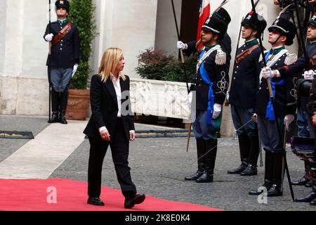 Rom, Italien. 23. Oktober 2022. Rom, Italien, 23. Oktober 2022. Die neue Premierministerin Giorgia Meloni kommt zur Übergabezeremonie im Regierungsbüro des Chigi-Palasts an. ItalyÕs Quelle: Riccardo De Luca - Bilder Aktualisieren/Alamy Live News Stockfoto