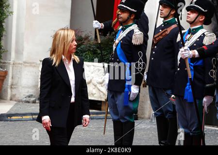 Rom, Italien. 23. Oktober 2022. Rom, Italien, 23. Oktober 2022. Die neue Premierministerin Giorgia Meloni kommt zur Übergabezeremonie im Regierungsbüro des Chigi-Palasts an. ItalyÕs Quelle: Riccardo De Luca - Bilder Aktualisieren/Alamy Live News Stockfoto