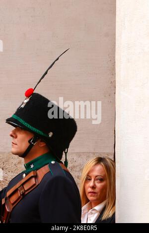 Rom, Italien. 23. Oktober 2022. Rom, Italien, 23. Oktober 2022. Die neue italienische Premierministerin Giorgia Meloni kommt zur Übergabezeremonie im Regierungsbüro des Chigi Palace an. Quelle: Riccardo De Luca - Bilder Aktualisieren/Alamy Live News Stockfoto