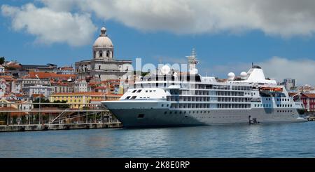 Das Schiff vor dem nationalen Pantheon in Lissabon, Portugal, vor Anker Stockfoto