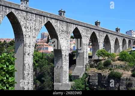 Historisches Aquädukt der Freien Gewässer aus dem 18.. Jahrhundert oder Aguas Livres Aquädukt, Lissabon, Portugal Stockfoto