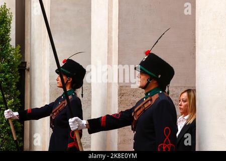 Rom, Italien. 23. Oktober 2022. Rom, Italien, 23. Oktober 2022. Die neue Premierministerin Giorgia Meloni kommt zur Übergabezeremonie im Regierungsbüro des Chigi-Palasts an. ItalyÕs Quelle: Riccardo De Luca - Bilder Aktualisieren/Alamy Live News Stockfoto