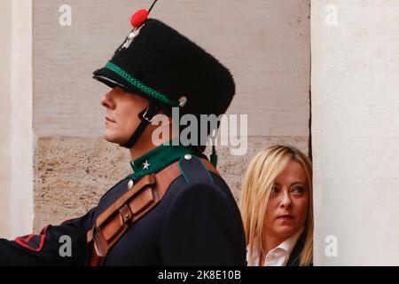 Rom, Italien. 23. Oktober 2022. Rom, Italien, 23. Oktober 2022. Die neue italienische Premierministerin Giorgia Meloni kommt zur Übergabezeremonie im Regierungsbüro des Chigi Palace an. Quelle: Riccardo De Luca - Bilder Aktualisieren/Alamy Live News Stockfoto