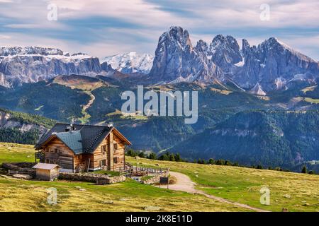 Raschoetzhütte auf der Raschoetzalm vor der Sellagruppe 3152m, Marmolata 3343m und Langkofelgruppe 3181m, St. Ulrich, Gröden, Gröden Stockfoto