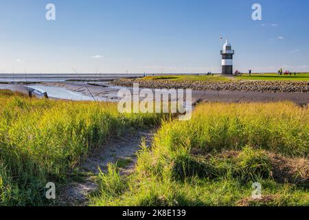 Gezeitenbach mit Leuchtturm kleiner Preusse am Wattenmeer an der Mündung der Weser, Wremen, Wurster-Nordseeküste, Nordsee-Küste, Land Stockfoto