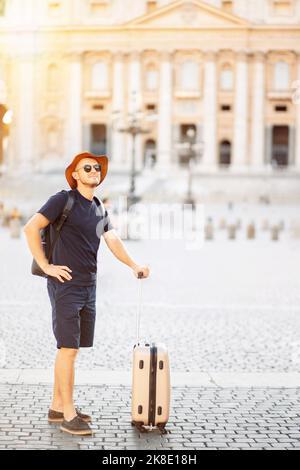 Junger Mann Tourist in Rom in Vatikanstadt im Urlaub, ein Auswanderer. Umzug in ein neues Land. Stockfoto